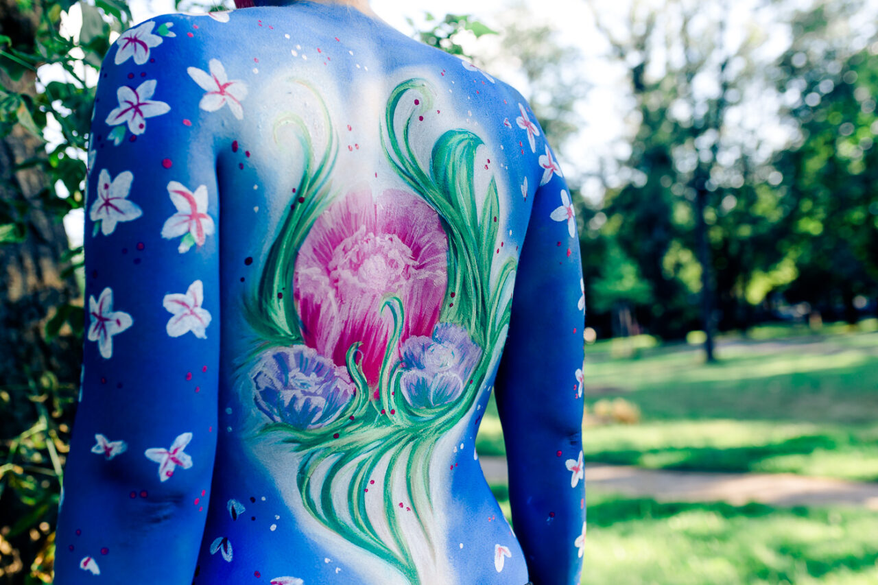 Bodypainting auf Ruecken fotografiert in einem Wiener Park von Fotograf Markus Winkelbauer