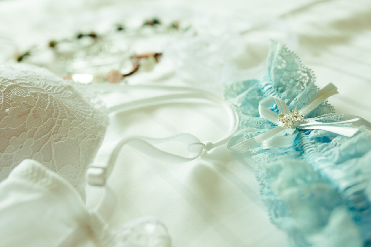 Braut Detailshooting von Dessous und blauen Strumpfband fotografiert vom Wiener Fotografen Markus Winkelbauer