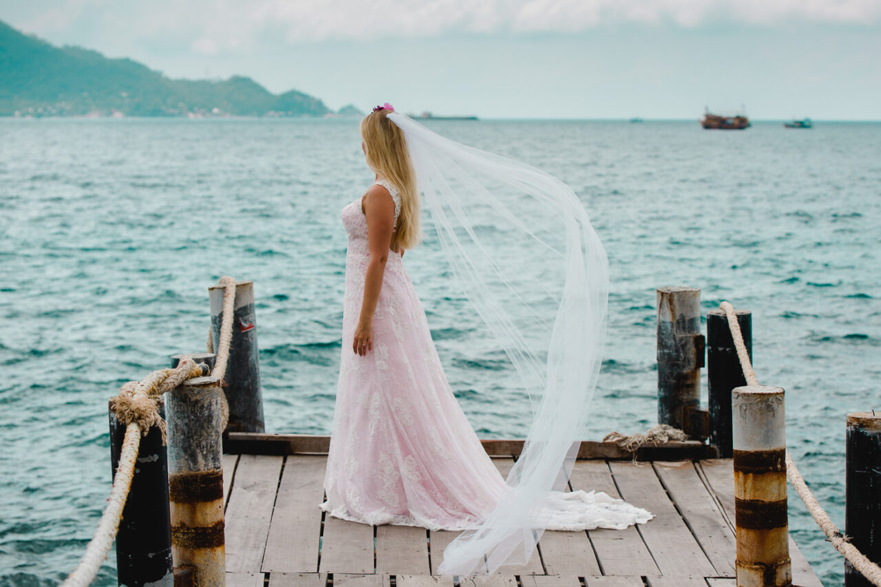 Braut romantisch beim Meer fotografiert von Fotograf Markus Winkelbauer