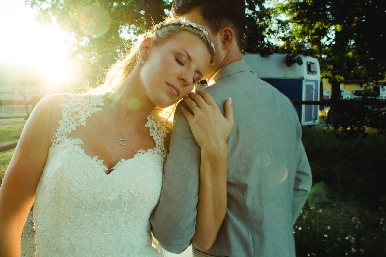 Braut geniesst beim Brautpaarshooting einen ruhigen Moment und wird fotografiert von Fotograf Markus Winkelbauer