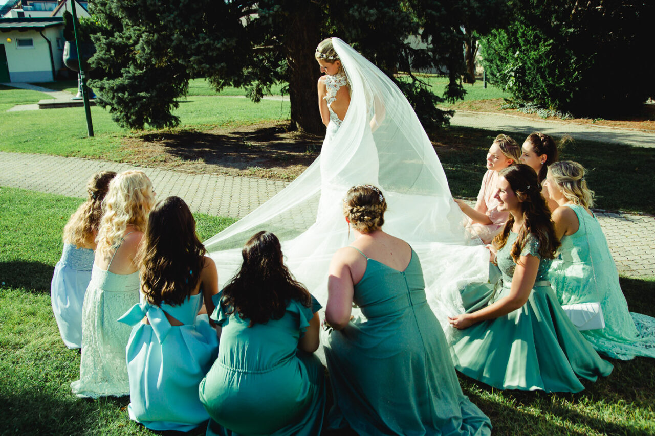 Braut mit ihren Brautjungfern fotografiert nach der Trauung von Fotograf Markus Winkelbauer
