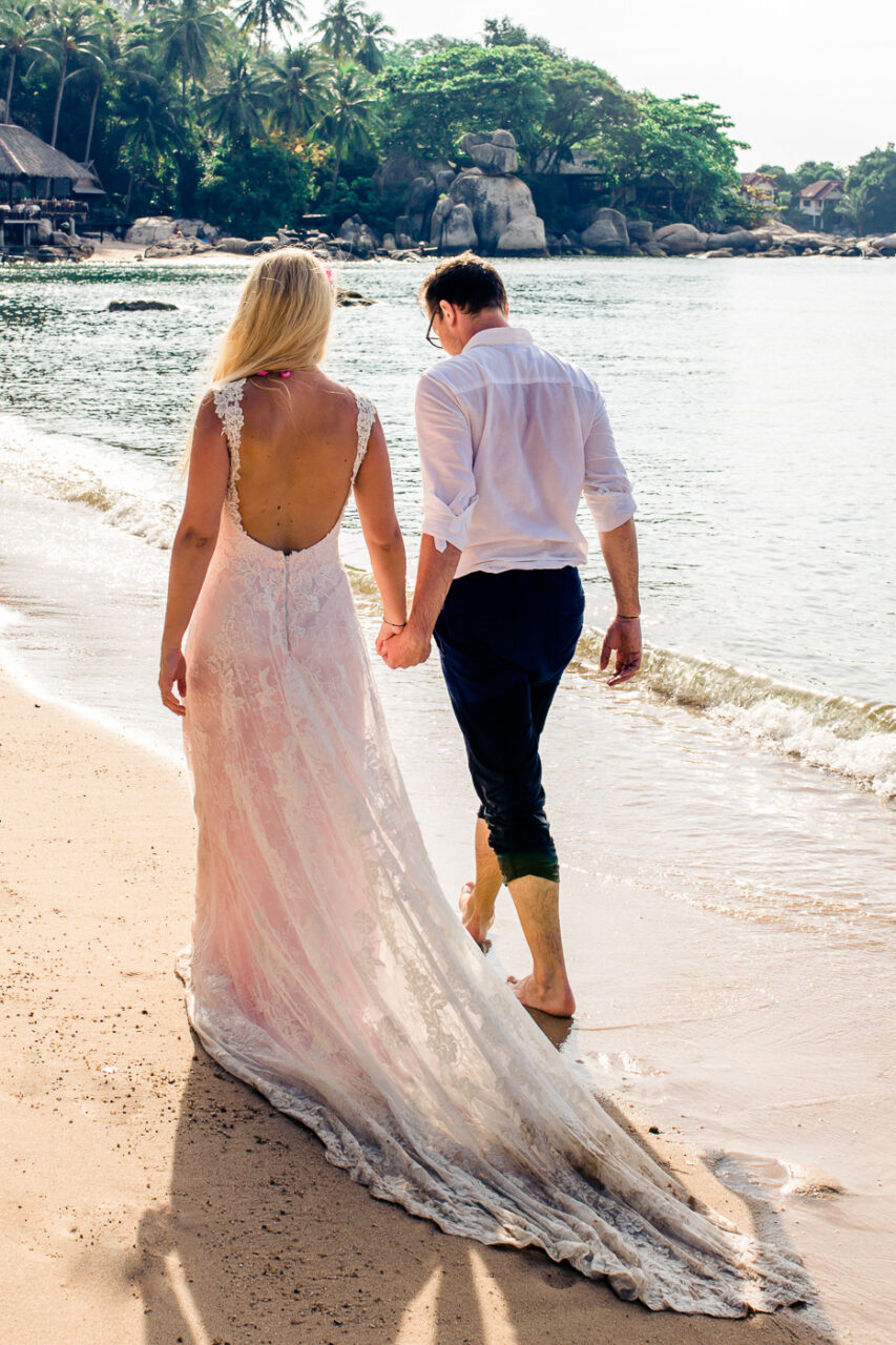 Brautpaar geht romantisch am Strand spazieren und wird von Fotograf Markus Winkelbauer fotografiert