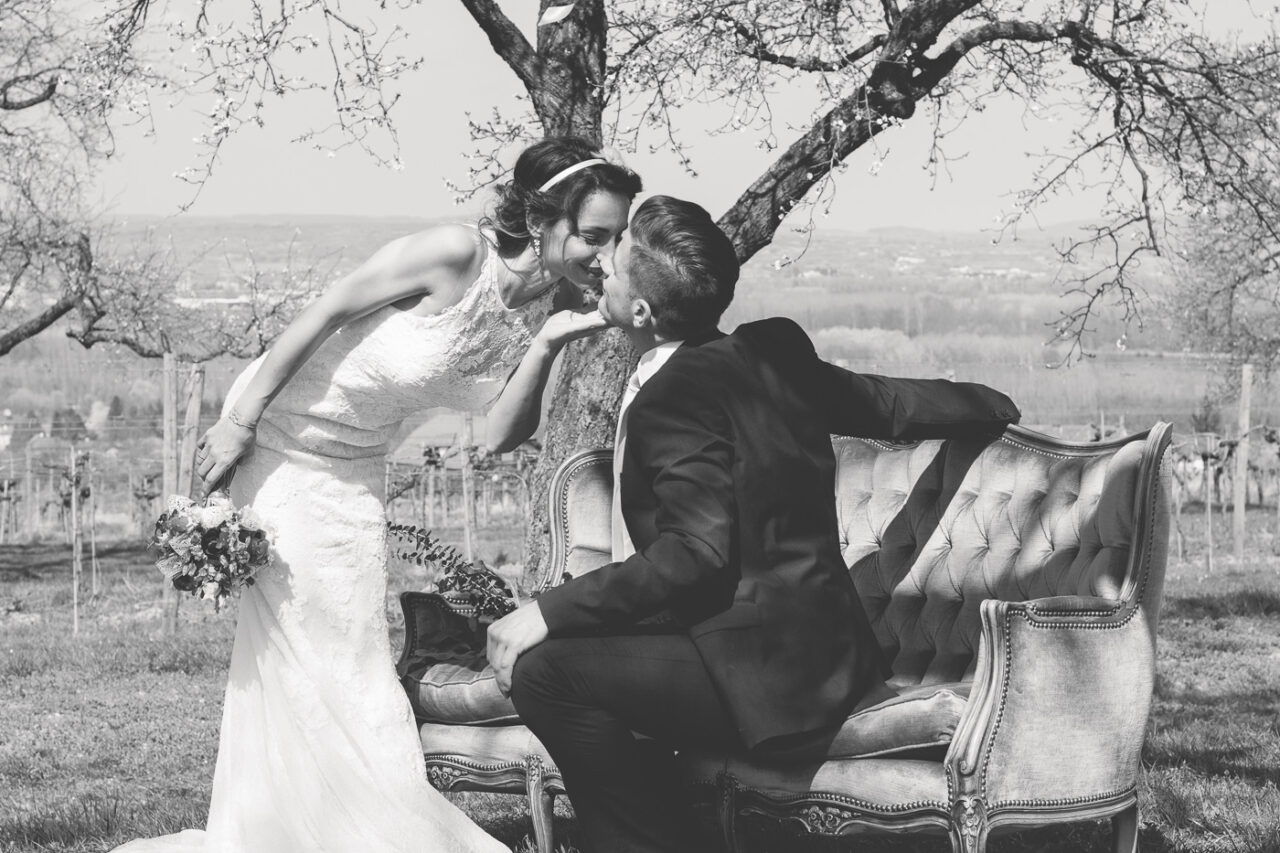 Brautpaar kuesst sich in schwarz weiss fotografiert vom Wiener Fotografen Markus Winkelbauer