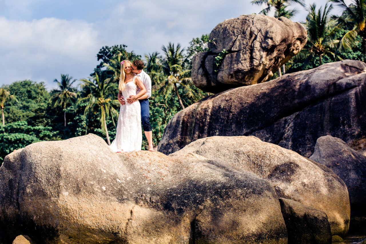 Brautpaar küsst sich in Thailand auf einem romantischen Felsen und wird fotografiert vom Wiener Fotografen Markus Winkelbauer