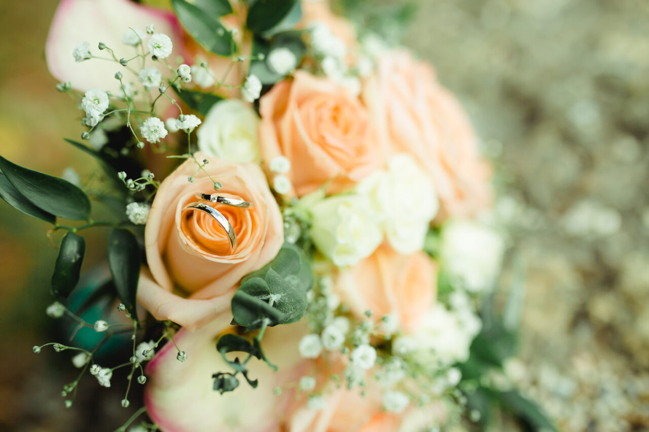 Detail Aufnahmen vom Ehering auf dem Hochzeitsstrauss von Fotograf Markus Winkelbauer