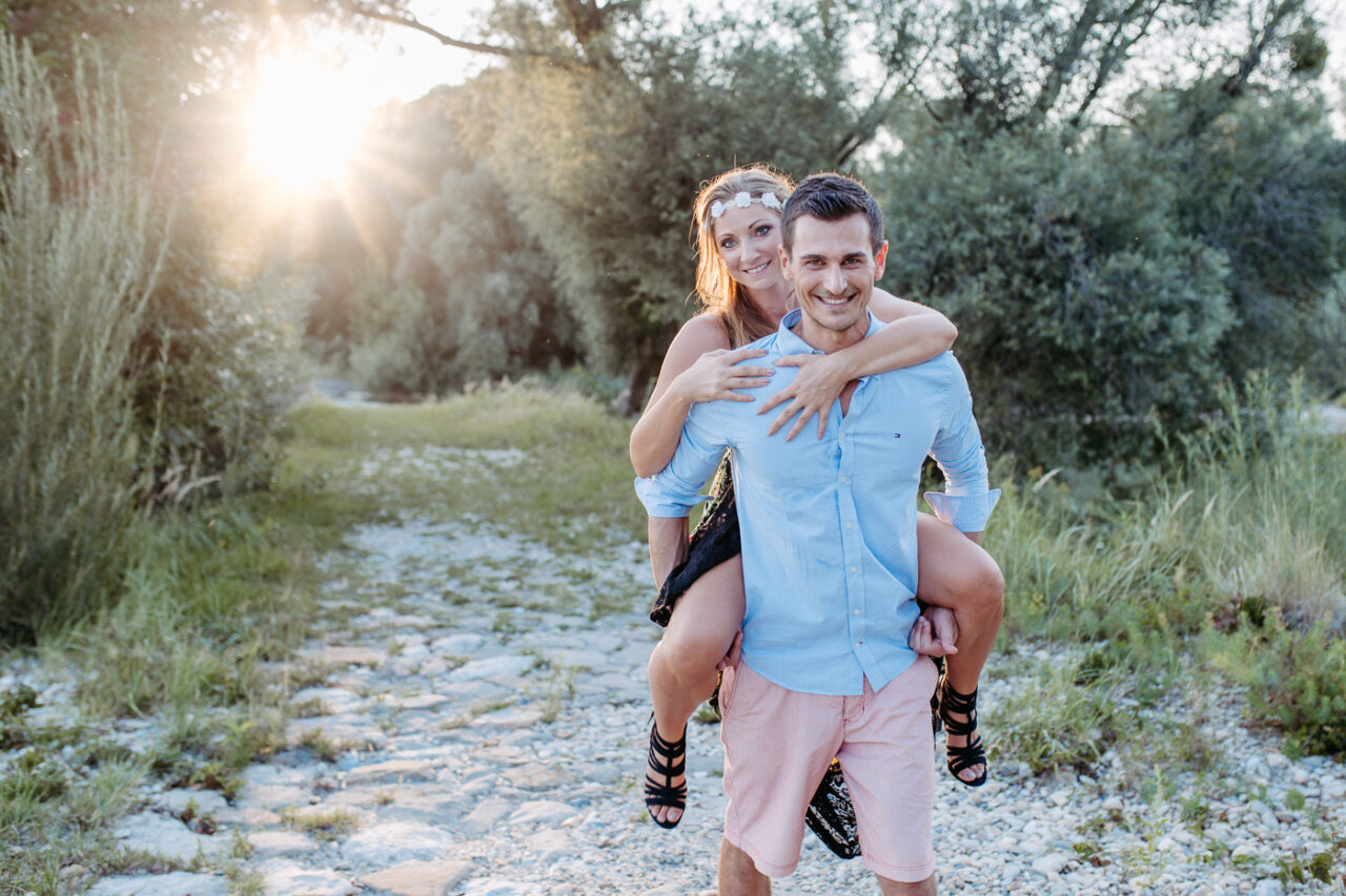 Ein Paerchen hat Spass beim Fotoshooting in der Lobau mit Fotograf Markus Winkelbauer