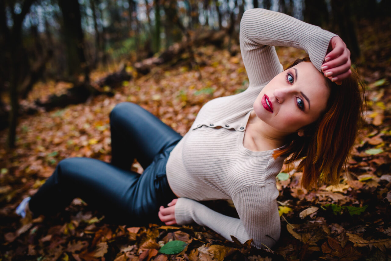 Frau im Laub fotografiert beim Outdoorshooting im Herbst von Fotograf Markus Winkelbauer in Wien