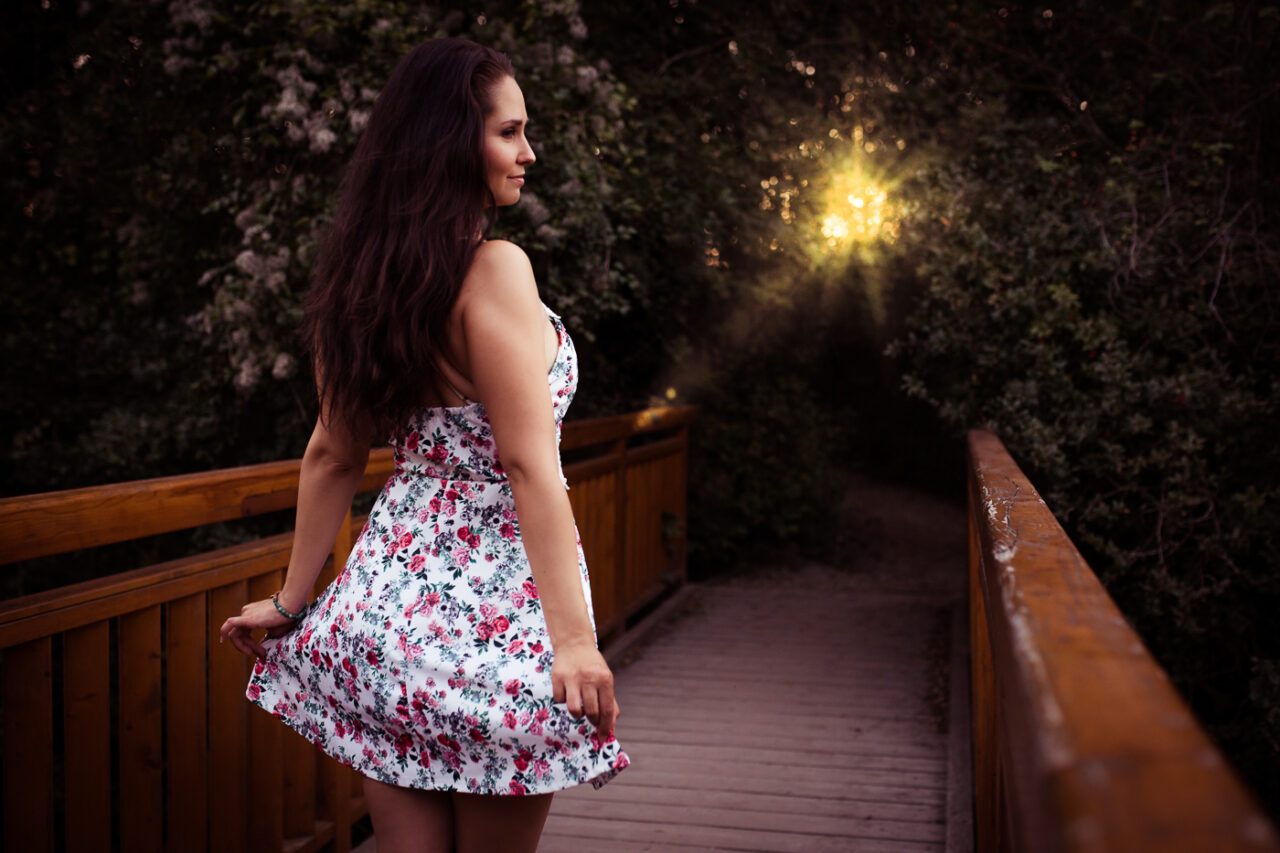 Frau in Sommerkleid bei traumhaften Sonnenuntergang fotografiert von Fotograf Markus Winkelbauer