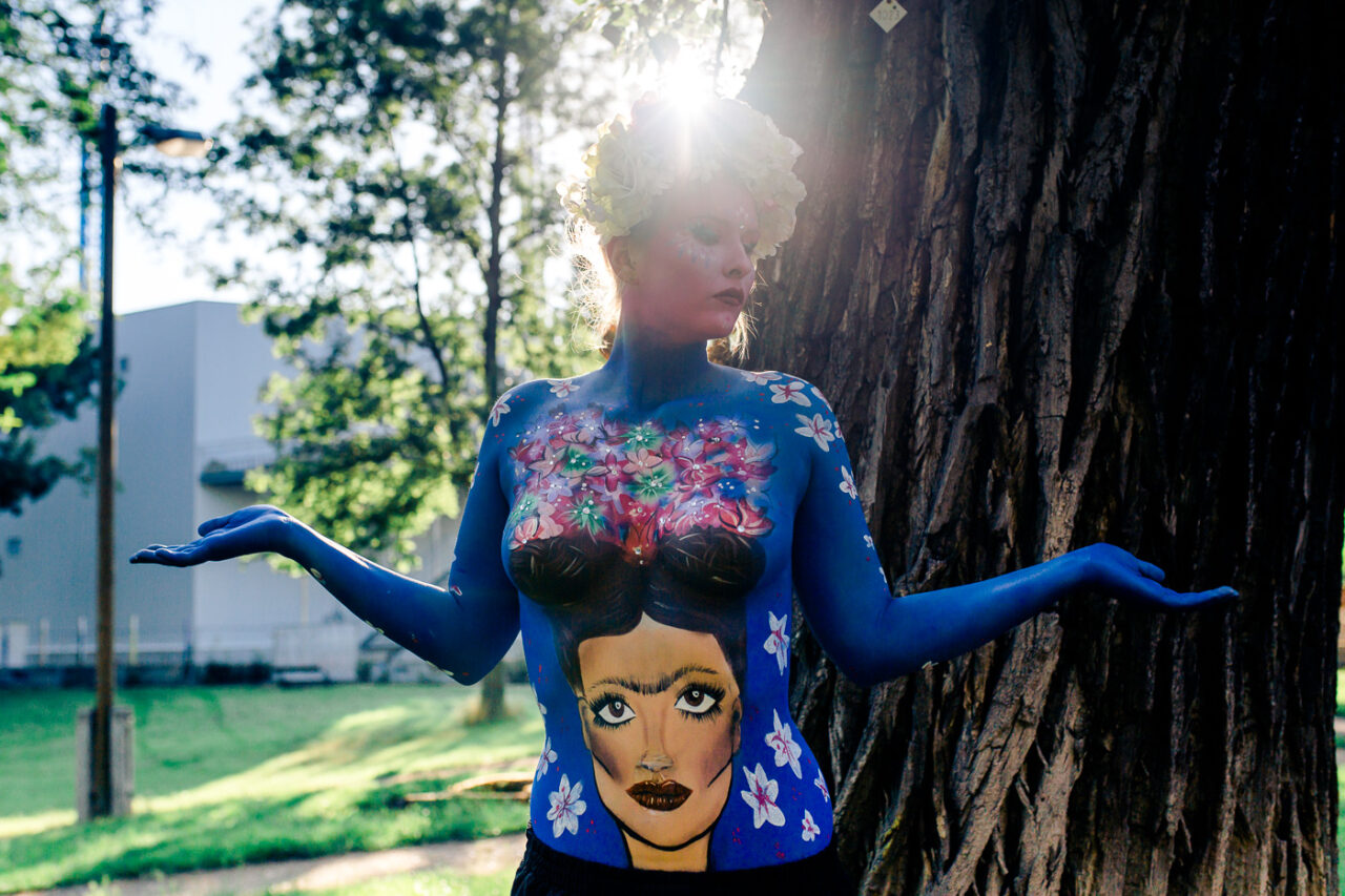 Frau mit Bodypainting fotografiert im Park in Wien von Fotograf Markus Winkelbauer