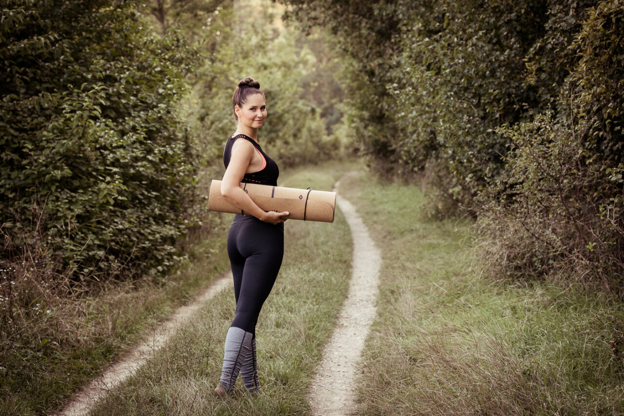 Frau mit Yoga Matte in der Lobau fotografiert von Fotograf Markus Winkelbauer