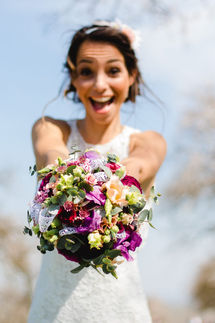 Froehliche lachende Braut mit Brautstrass fotografiert vom Wiener Fotograf Markus Winkelbauer