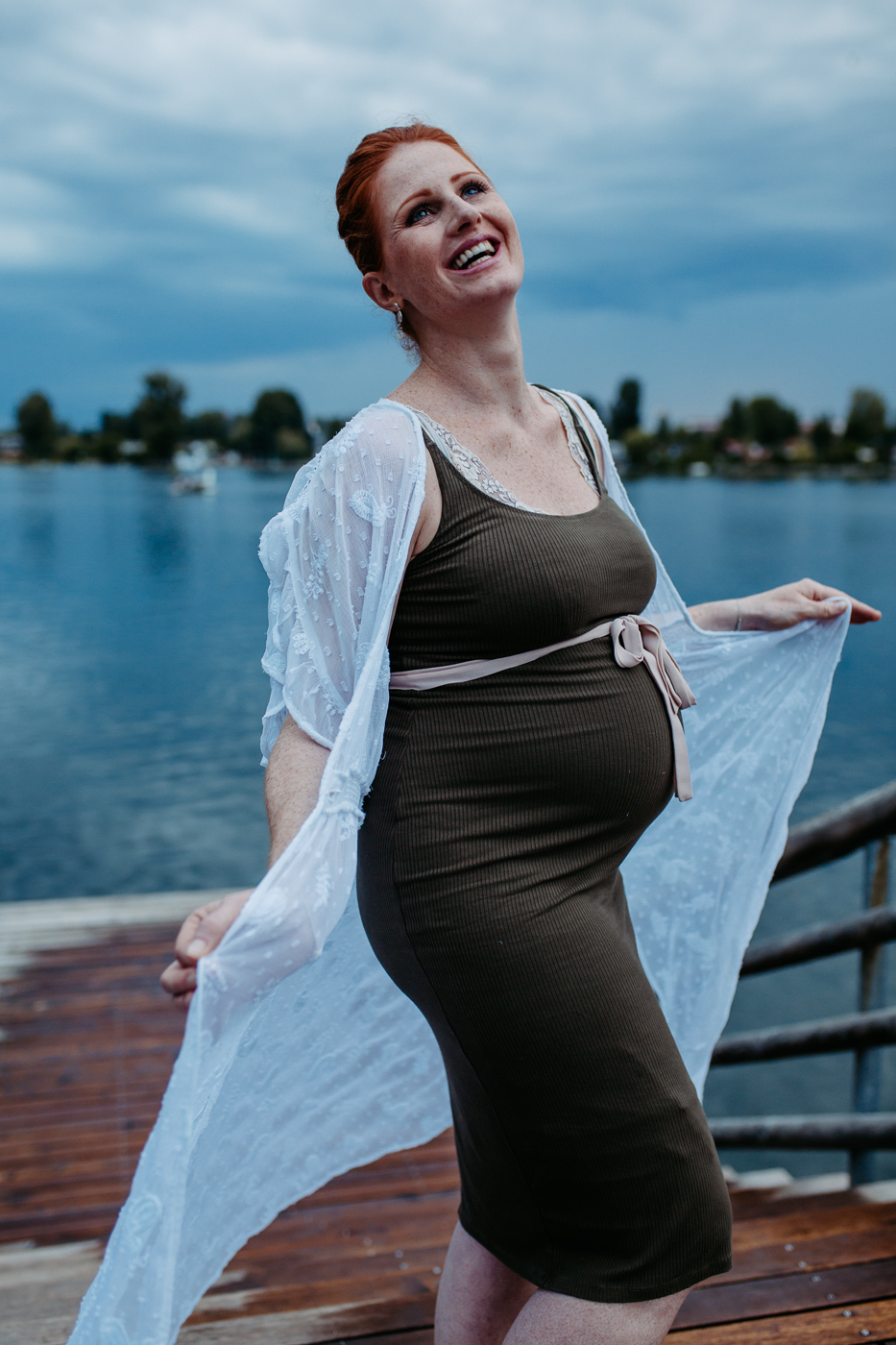 Glueckliche lachende Schwangere beim Fotoshooting an der alten Donau mit Fotograf Markus Winkelbauer