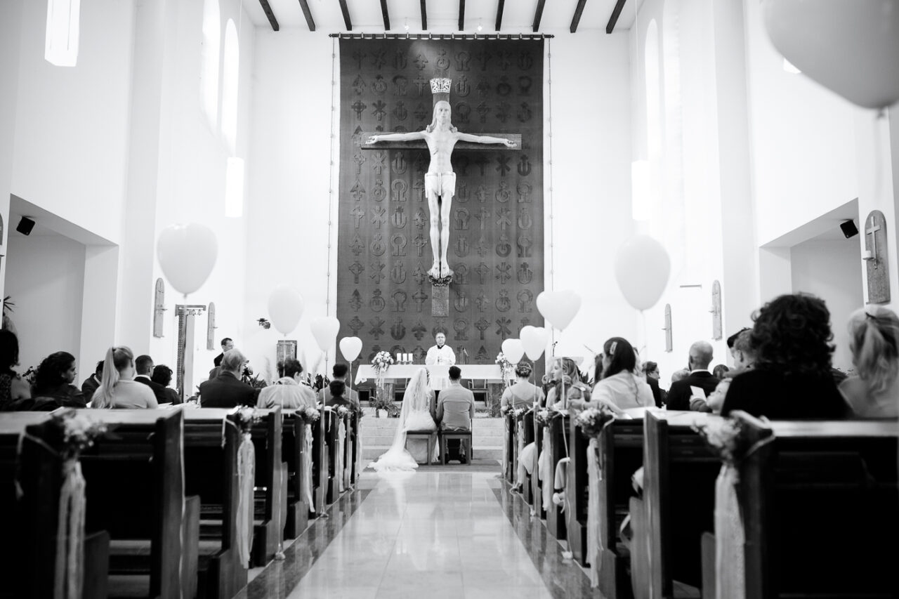 Hochzeitsfoto in der Kirche in schwarz weiss vom Wiener Fotografen Markus Winkelbauer fotografiert