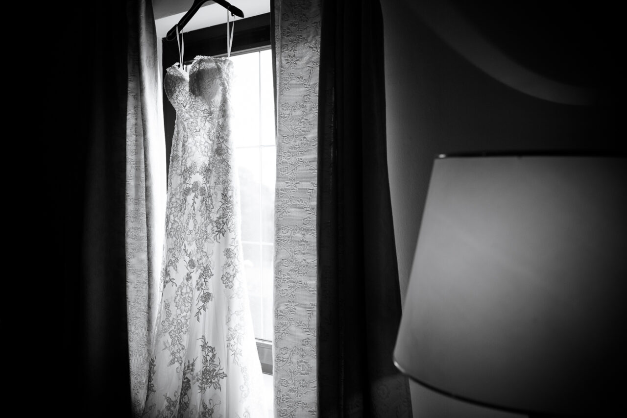 Hochzeitskleid Detailshooting in schwarz weiss von Fotograf Markus Winkelbauer