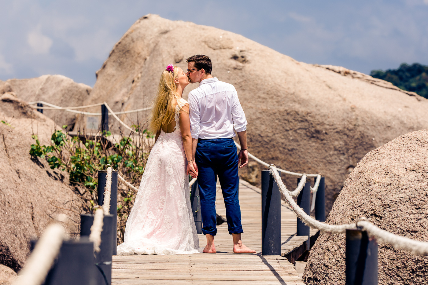 Hochzeitskuss auf auf einer Holzbrücke auf der Insel Koh Tao und fotografiert von Fotograf Markus Winkelbauer