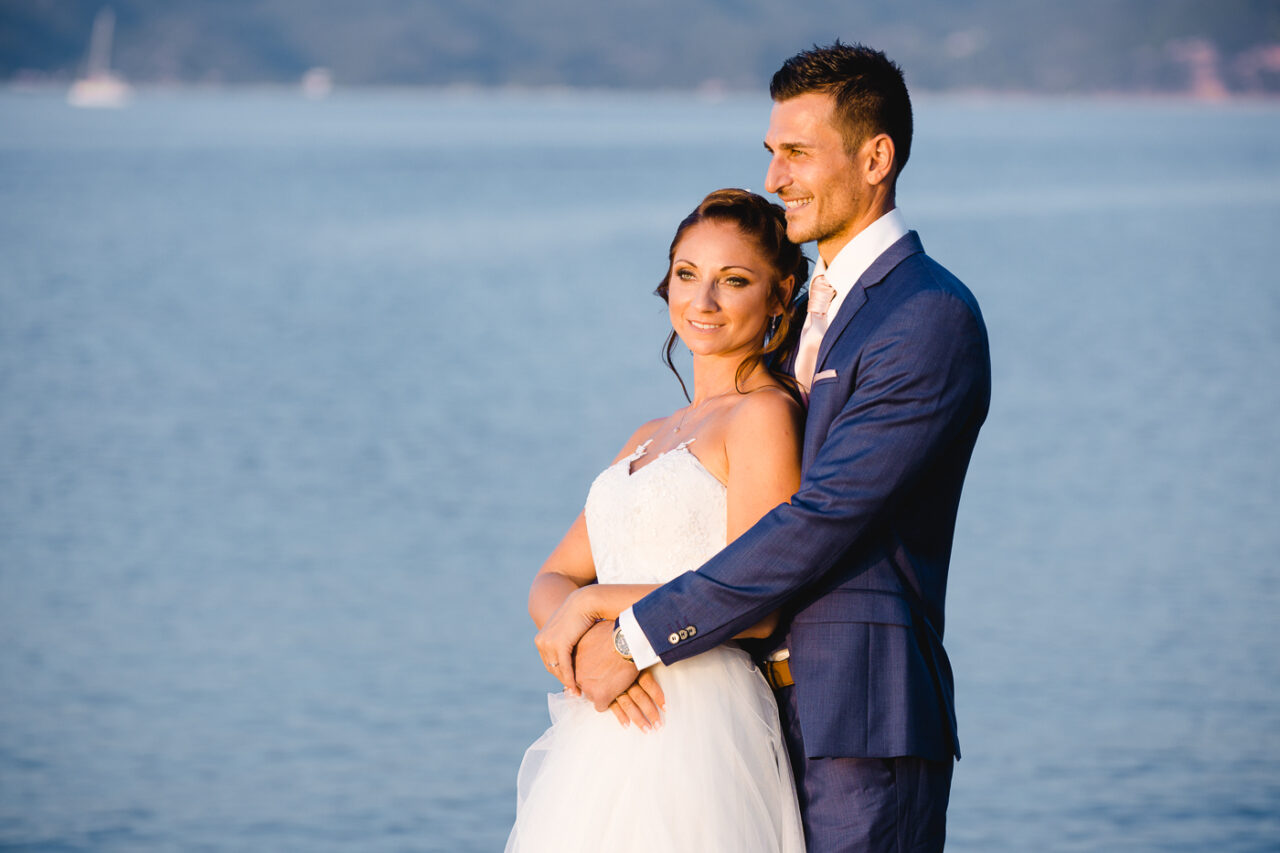 Hochzeitspaar geniesst den Moment und wird fotografiert vom Fotografen Markus Winkelbauer