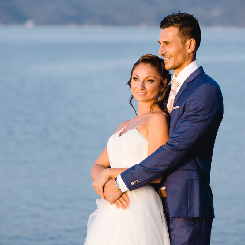 Hochzeitspaar geniesst den Moment und wird fotografiert vom Fotografen Markus Winkelbauer