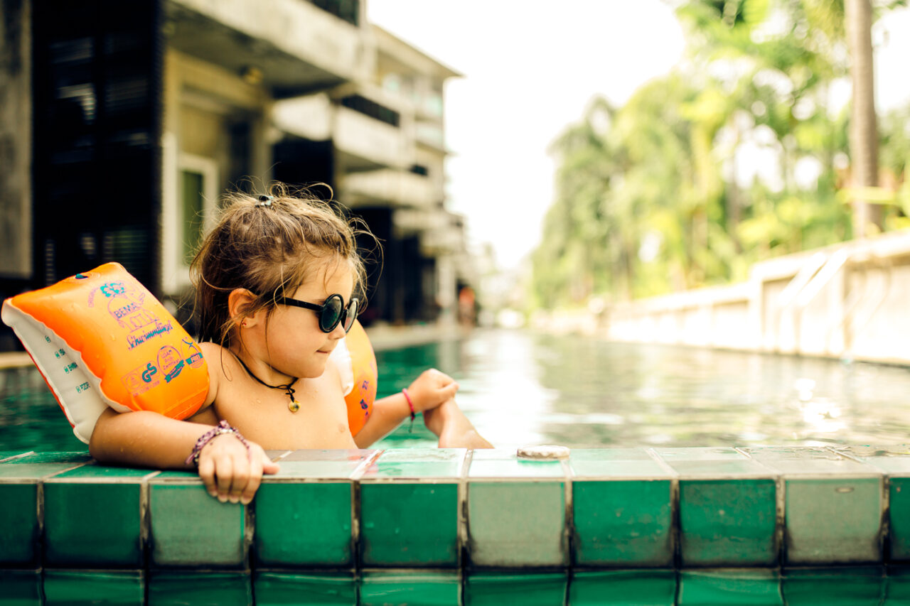 Kind bei Fotoshooting im Pool fotografiert von Fotograf Markus Winkelbauer