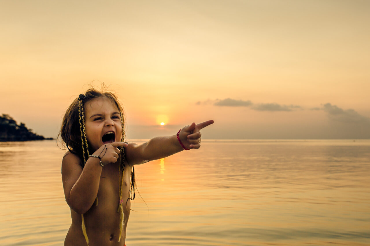 Lachendes Kind beim Sonnenuntergang am Meer fotografiert von Fotograf Markus Winkelbauer