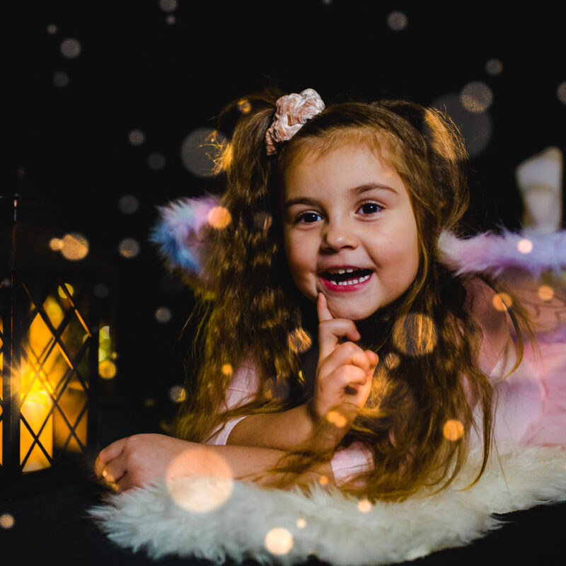 Zufriedenes Kind beim Weihnachtsfotoshooting im Studio von Fotograf Markus Winkelbauer in Wien