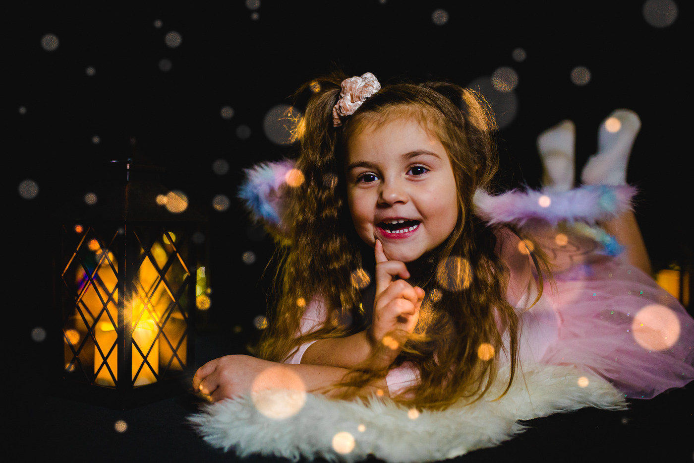 Zufriedenes Kind beim Weihnachtsfotoshooting im Studio von Fotograf Markus Winkelbauer in Wien