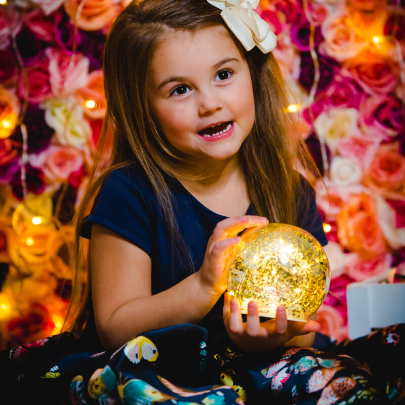 Suesses Kind mit langen Haaren fotografiert im Foto Studio in Wien von Fotograf Markus Winkelbauer