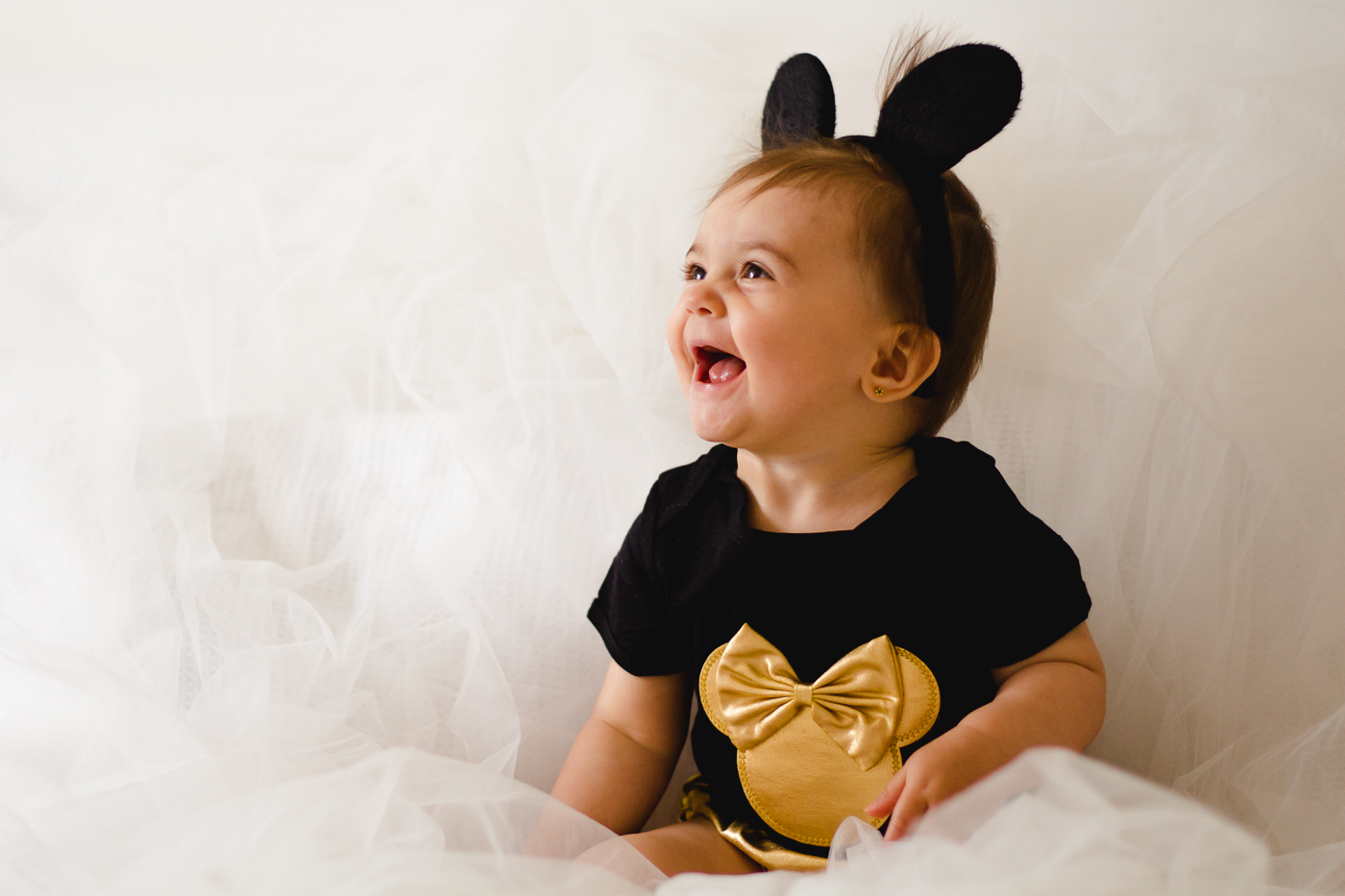 Lachendes Baby beim Fotoshooting zu Hause mit Fotograf Markus Winkelbauer