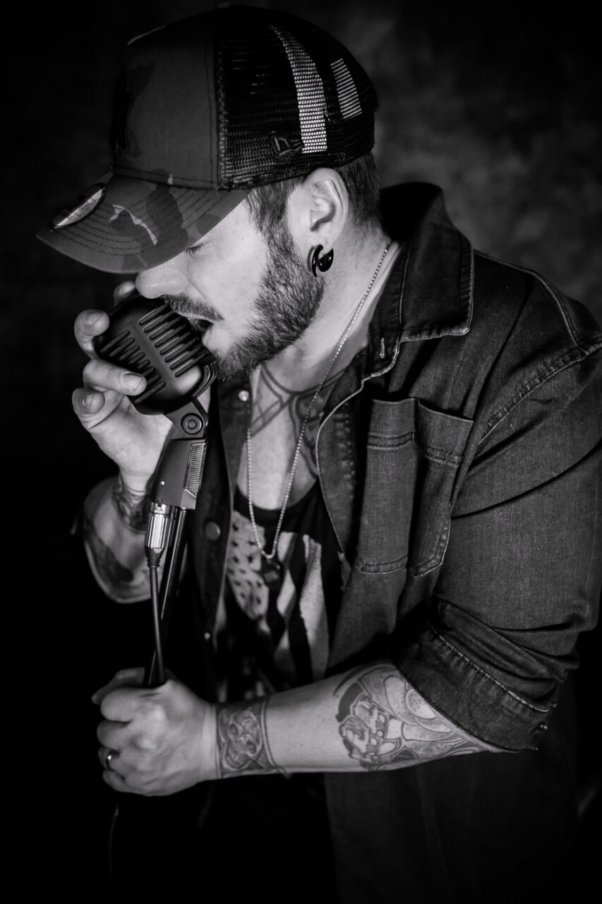 Low LIght Fotoshooting in schwarz weiss von Saenger mit Mikrofon fotografiert von Fotograf Markus Winkelbauer