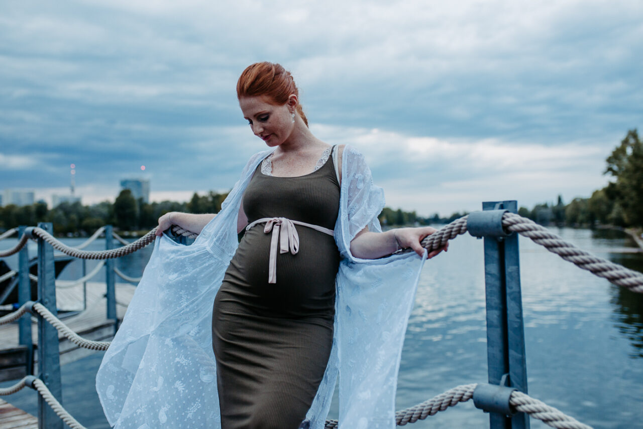 Outdoor Babybauchshooting in Wien an der alten Donau mit Skyline im Hintergrund mit Fotograf Markus Winkelbauer