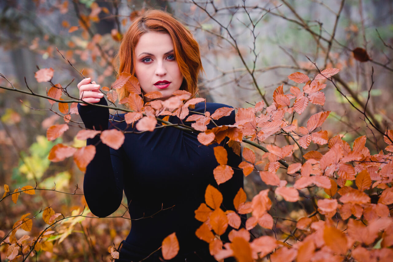 Outdoorfotoshooting im Herbst mit rothaariger Dame im Wald in Wien mit Fotograf Markus Winkelbauer