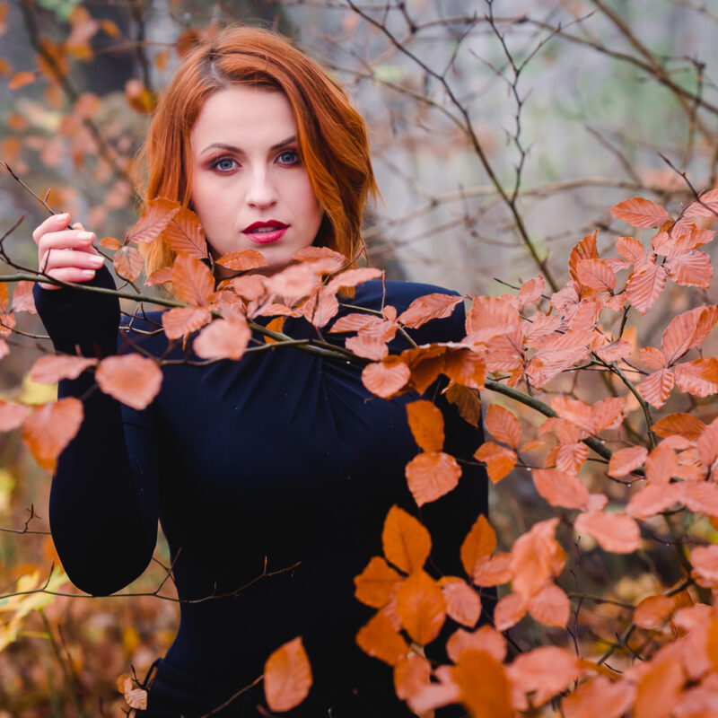 Outdoorfotoshooting im Herbst mit rothaariger Dame im Wald in Wien mit Fotograf Markus Winkelbauer