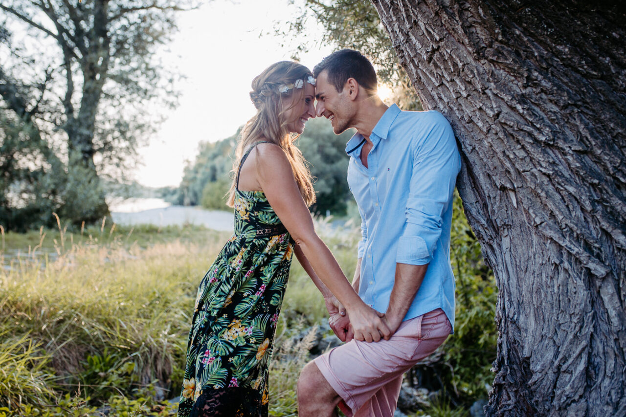 Paerchen wird beim Fotoshooting in der Lobau bei sommerlichen Temperaturen von Fotograf Markus Winkelbauer fotografiert