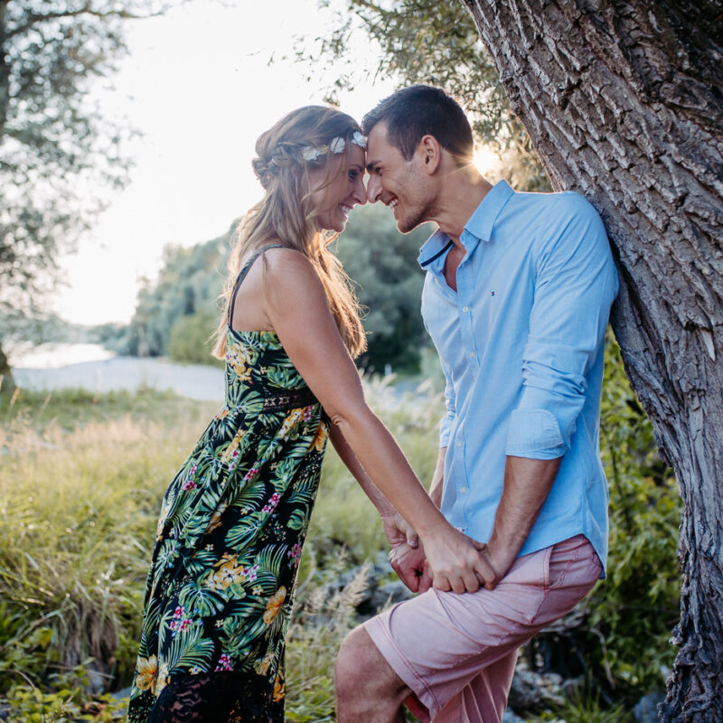 Paerchen wird beim Fotoshooting in der Lobau bei sommerlichen Temperaturen von Fotograf Markus Winkelbauer fotografiert