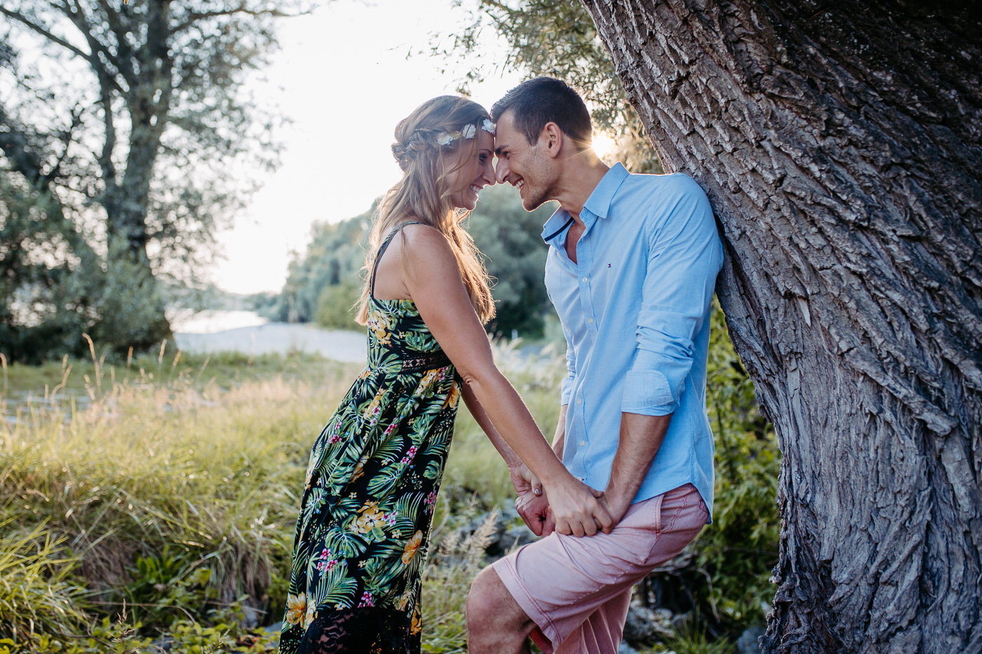 Paerchen wird beim Fotoshooting in der Lobau bei sommerlichen Temperaturen von Fotograf Markus Winkelbauer fotografiert