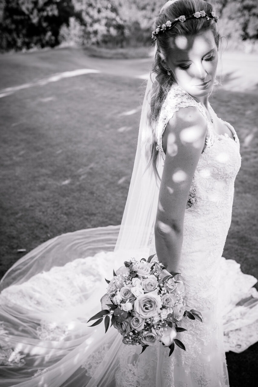 Portraet der Braut in schwarz weiss fotografiert vom Wiener Fotografen Markus Winkelbauer