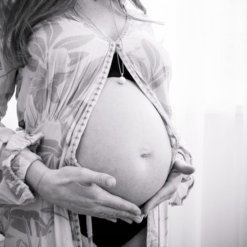 Schwarz weiß Foto vom Babybauchshooting gemacht von Fotograf Markus Winkelbauer