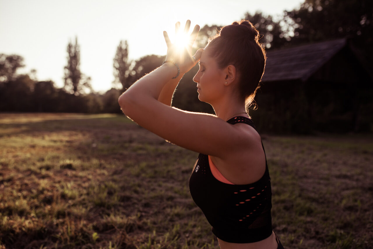 Bei wunderschönen Sonnenuntergang in der Lobau in Yoga Pose von Fotograf Markus Winkelbauer fotografiert