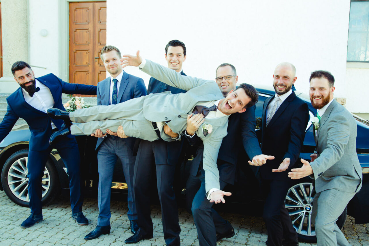 Spass auf der Hochzeit vom Braeutigam mit seinen Freunden fotografiert von Fotograf Markus Winkelbauer
