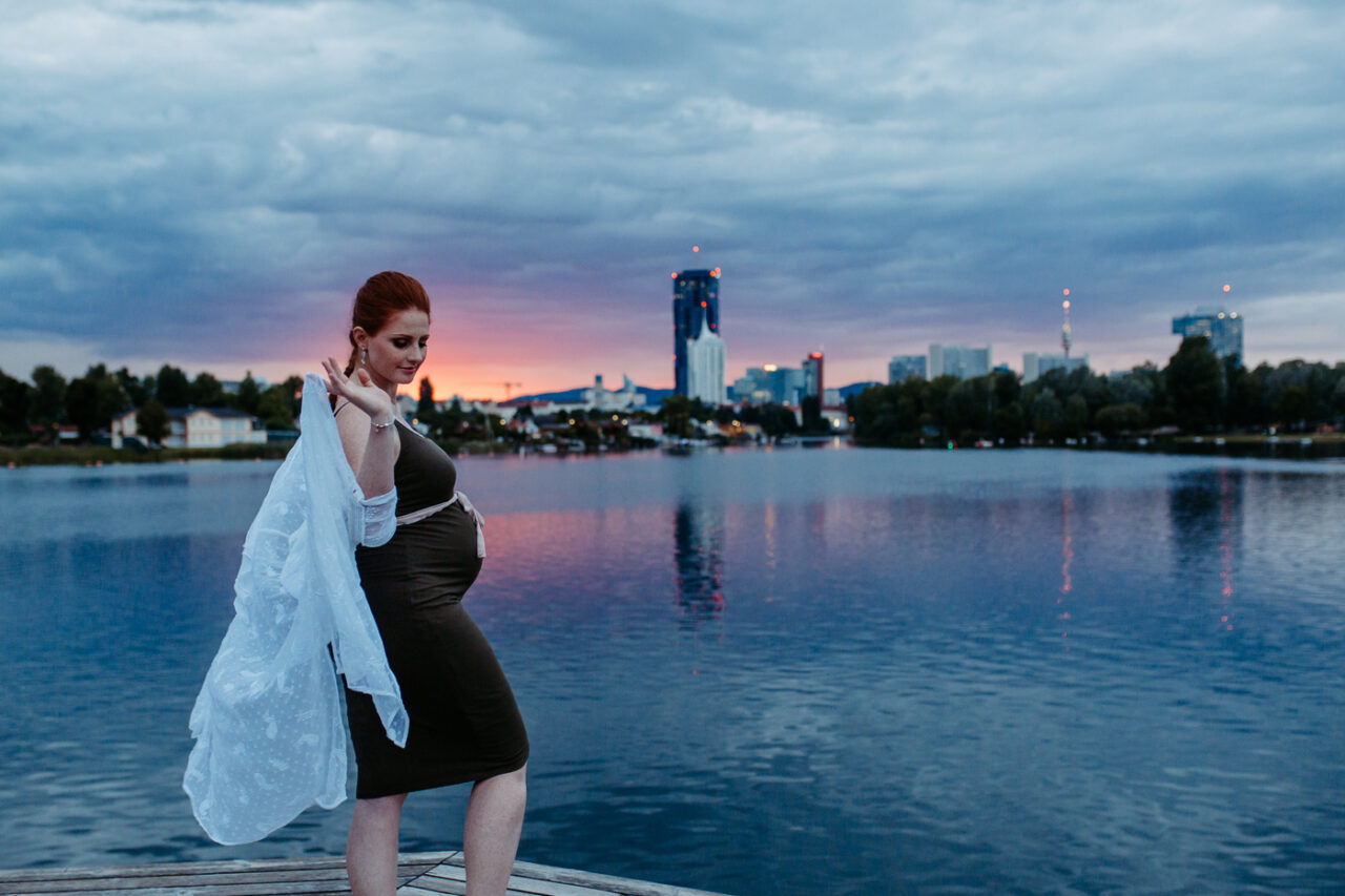 Stolze Schwangere beim Babybauchshooting fotografiert vor der Skyline in Wien fotografiert von Fotograf Markus Winkelbauer