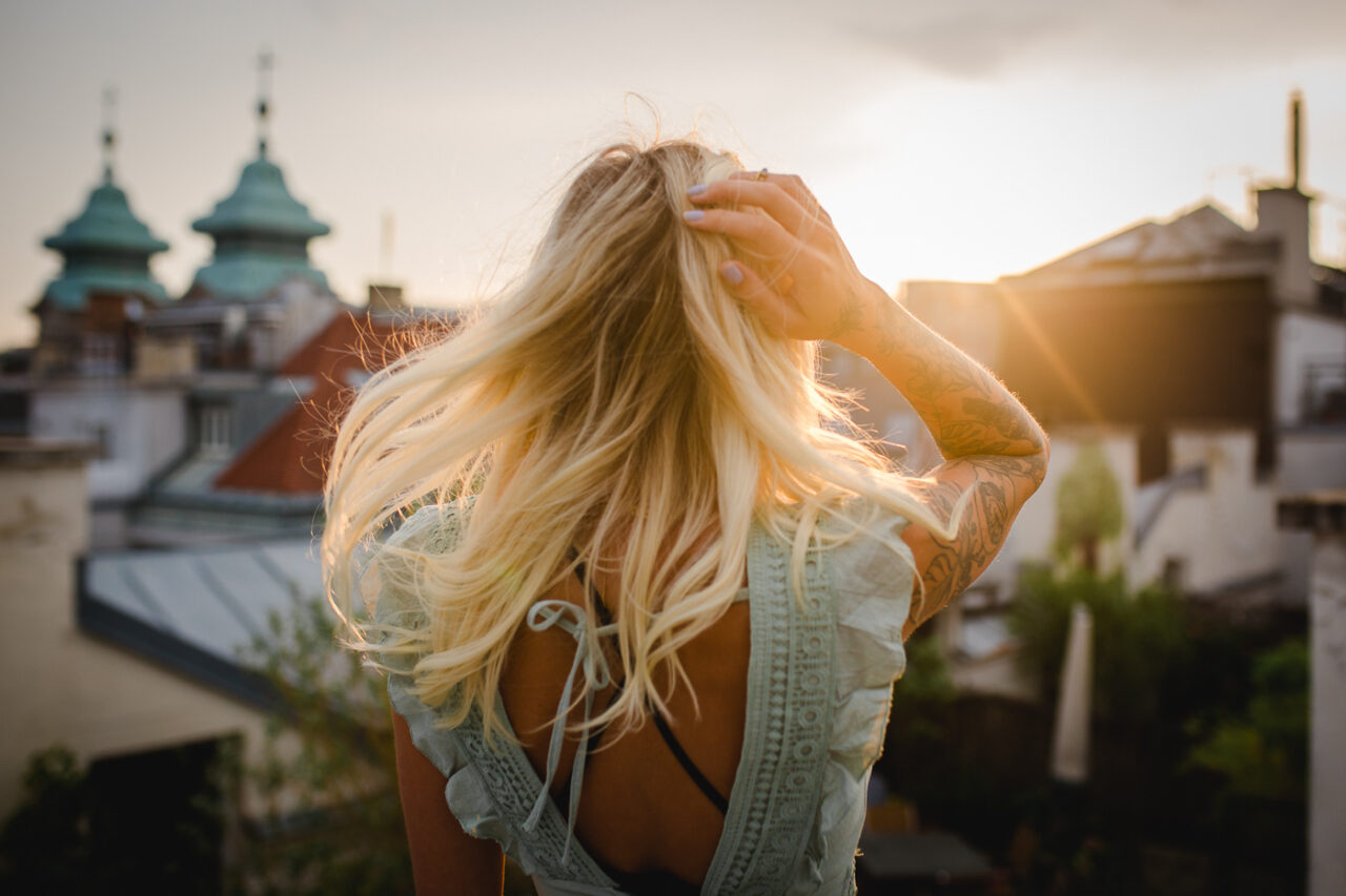 Model von hinten Ueber den Daechern von Wien beim Shooting fotografiert von Fotograf Markus Winkelbauer