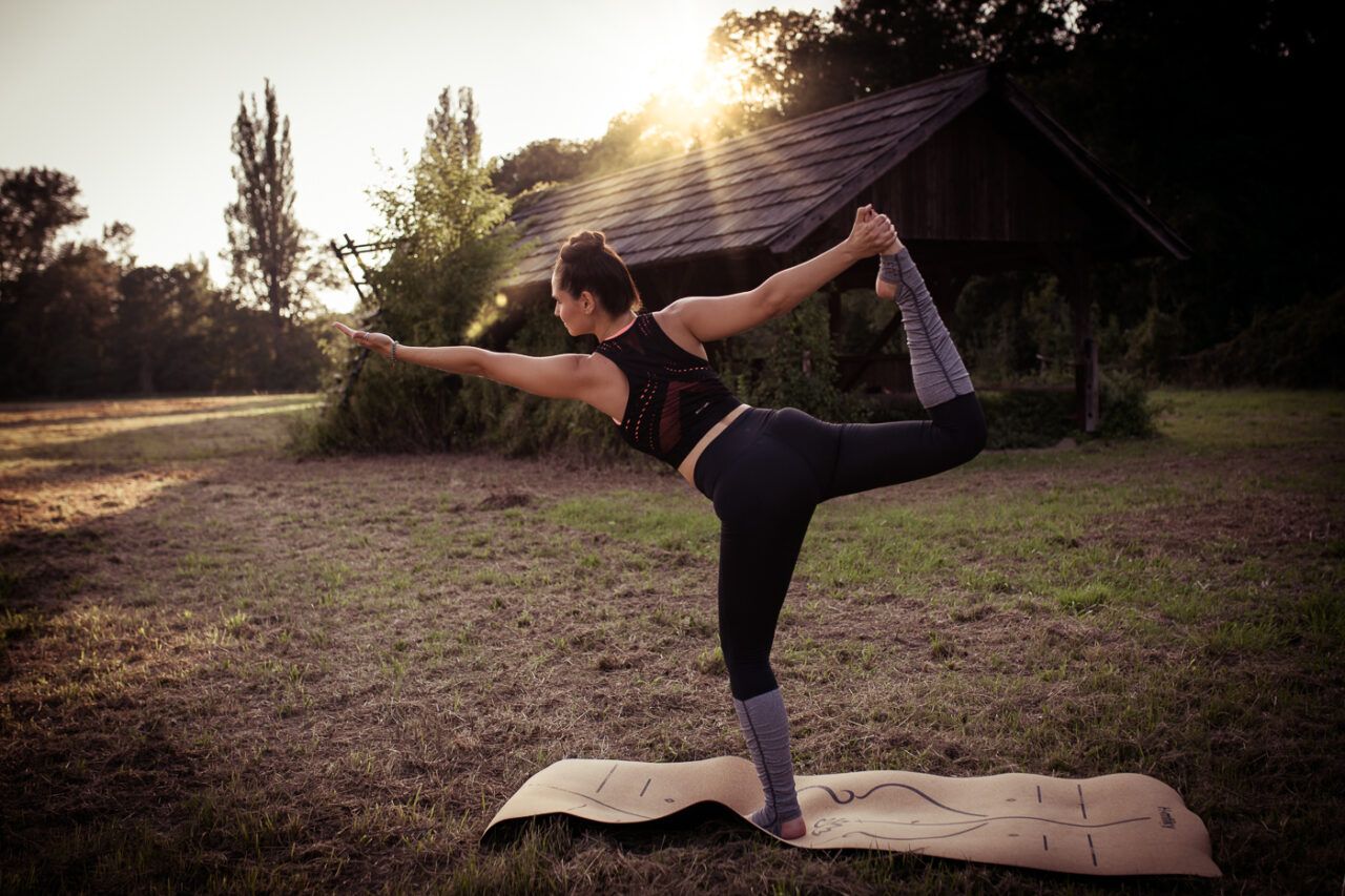 Yoga Pose in der Lobau bei wunderschönen Sonnenuntergang von Fotograf Markus Winkelbauer fotografiert