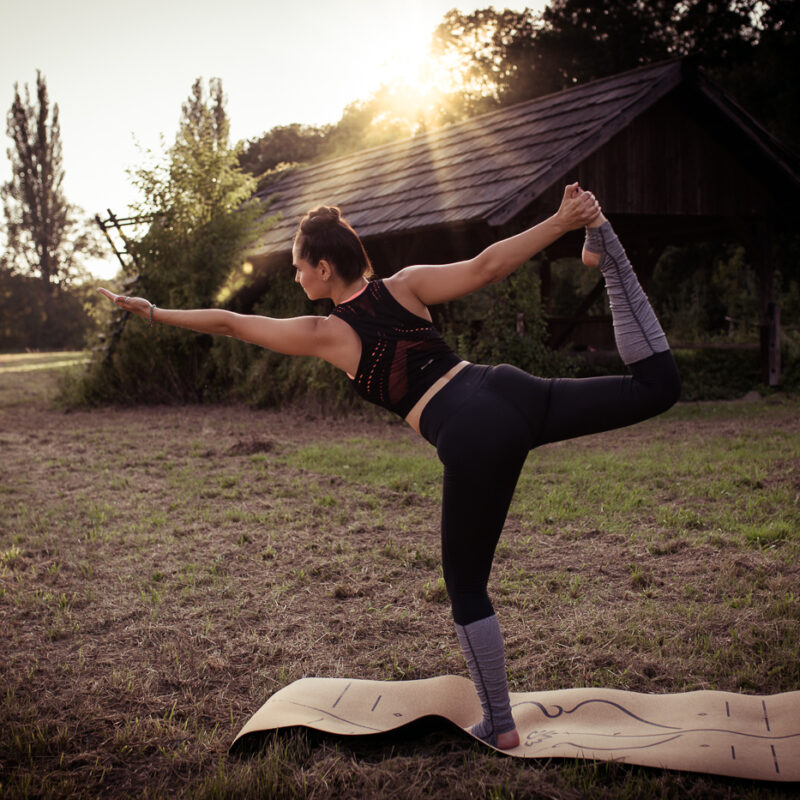 Yoga Pose in der Lobau bei wunderschönen Sonnenuntergang von Fotograf Markus Winkelbauer fotografiert