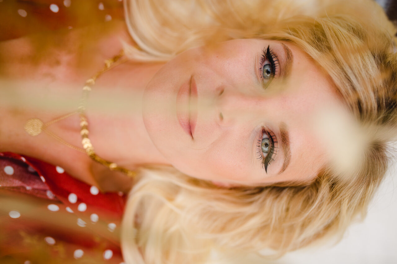 available light portraet fotografie detailaufnahme vom Gesicht einer blonden Frau von Fotograf Markus Winkelbauer