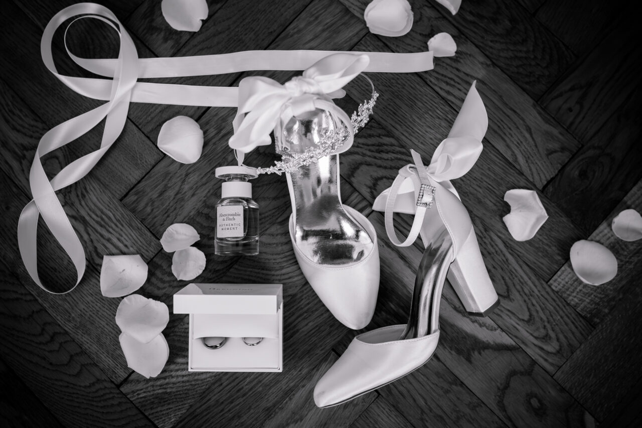 Detail Aufnahmen bei einer Hochzeit in schwarz weiss von Fotograf Markus Winkelbauer