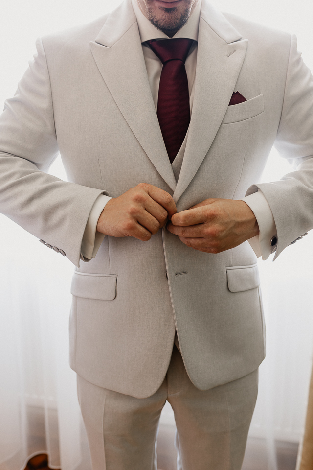 Bräutigam Getting Ready mit Anzug fotografiert von Fotograf Markus Winkelbauer