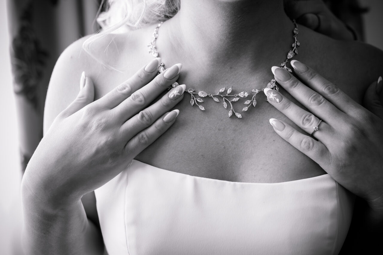 Brautschmuck beim Getting Ready in schwarz weiss fotografiert von Fotograf Markus Winkelbauer